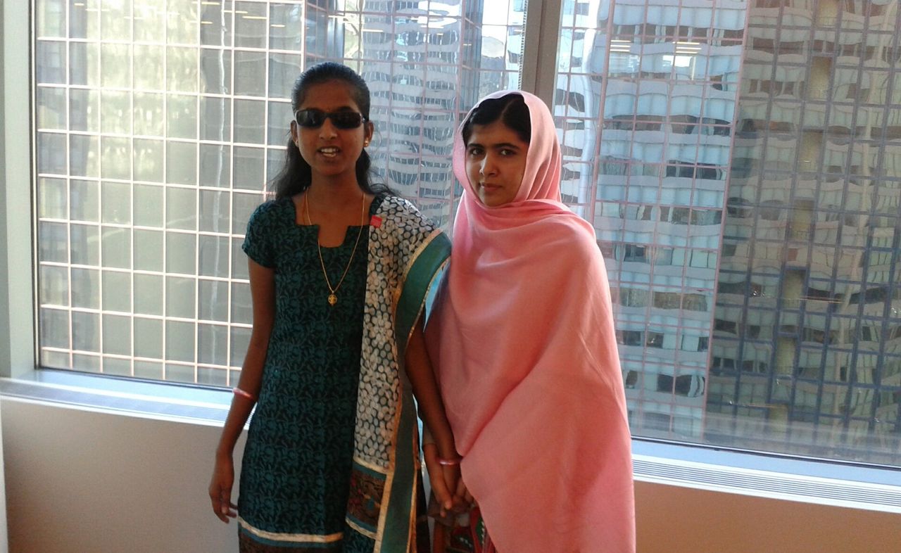 Ashwini junto con la pakistaní Malala Yousafzai