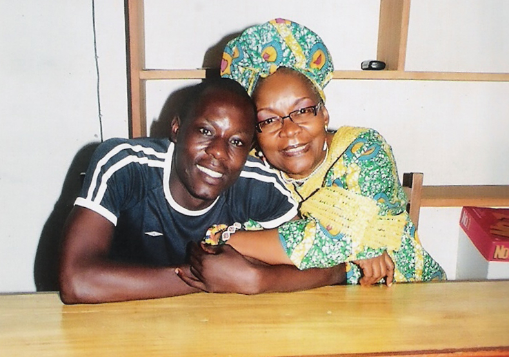 Jean Claude Roger Mbede junto a su abogada Alice Nkom