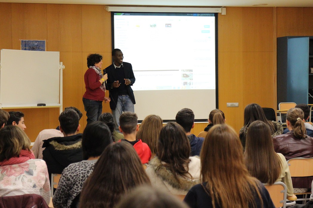 Serge, ante un centenar de estudiantes de secundaria de Elche / © Maribel Hernández