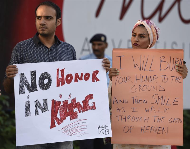 fotografia-facilitada-que-muestra-a-varios-paquistanies-mientras-sostienen-pancartas-este-19-de-julio-durante-una-protesta-contra-los-crimenes-de-honor-en-islamabad-pakistan-efe