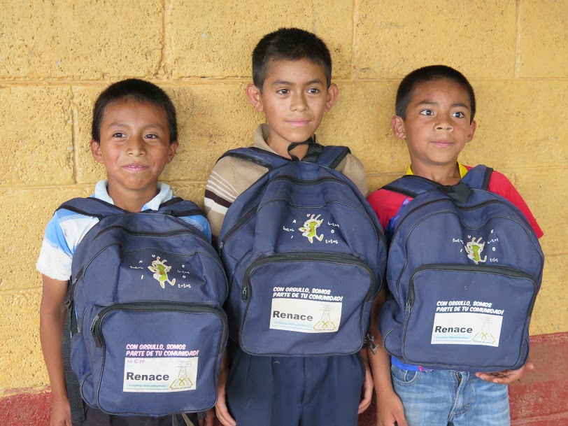 Niños con las mochilas que les ha proporcionado Renace como parte de su "inversión social"/Rosa Martín Tristán,Alianza por la Solidaridad