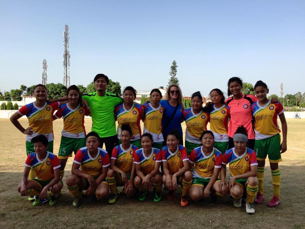 Las jugadoras junto a la fundadora del equipo, Cassie Childers, y su entrenador, Dompo Gorjee /Imagen cedida