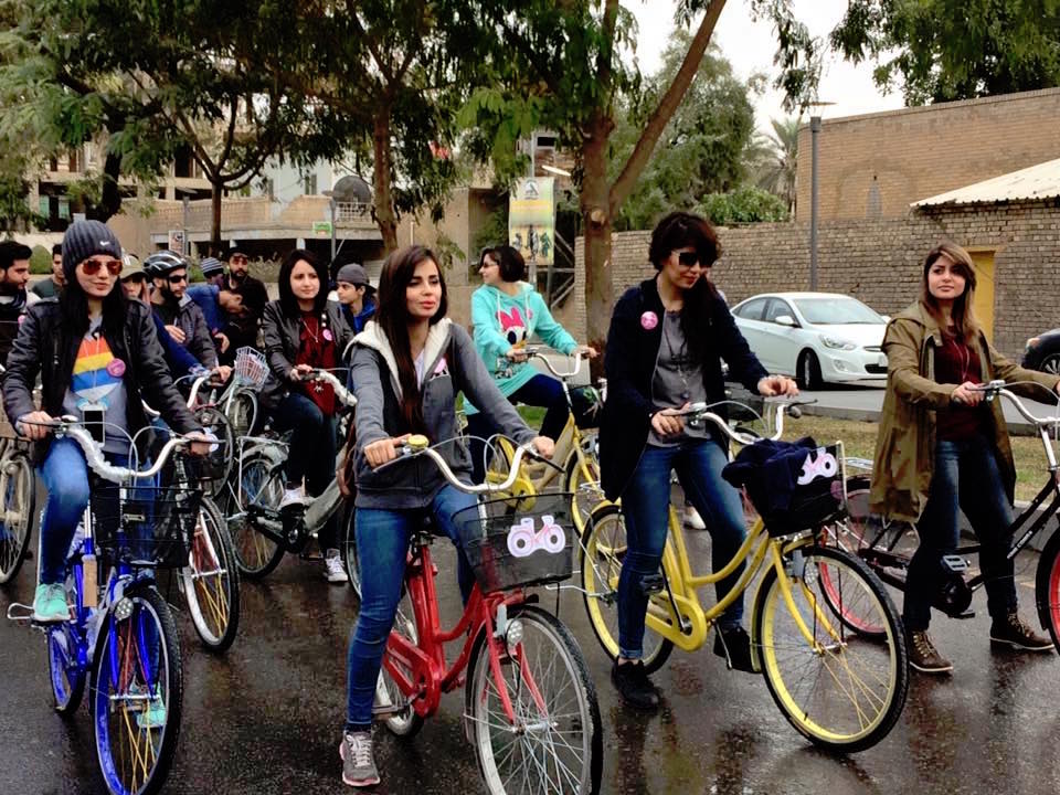 Ahora se organizan quedadas mixtas para recorrer en bicicleta las calles de Bagdad | Imagen cedida